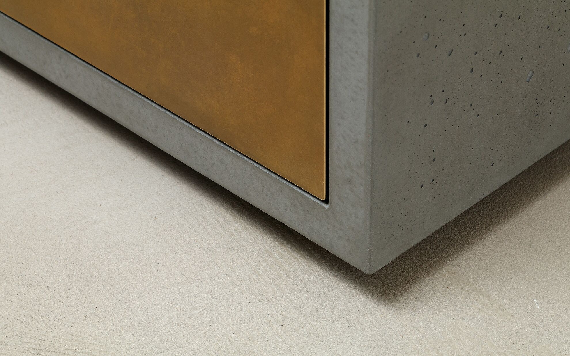 Beton-Lowboard Urbanbox, untere Kante