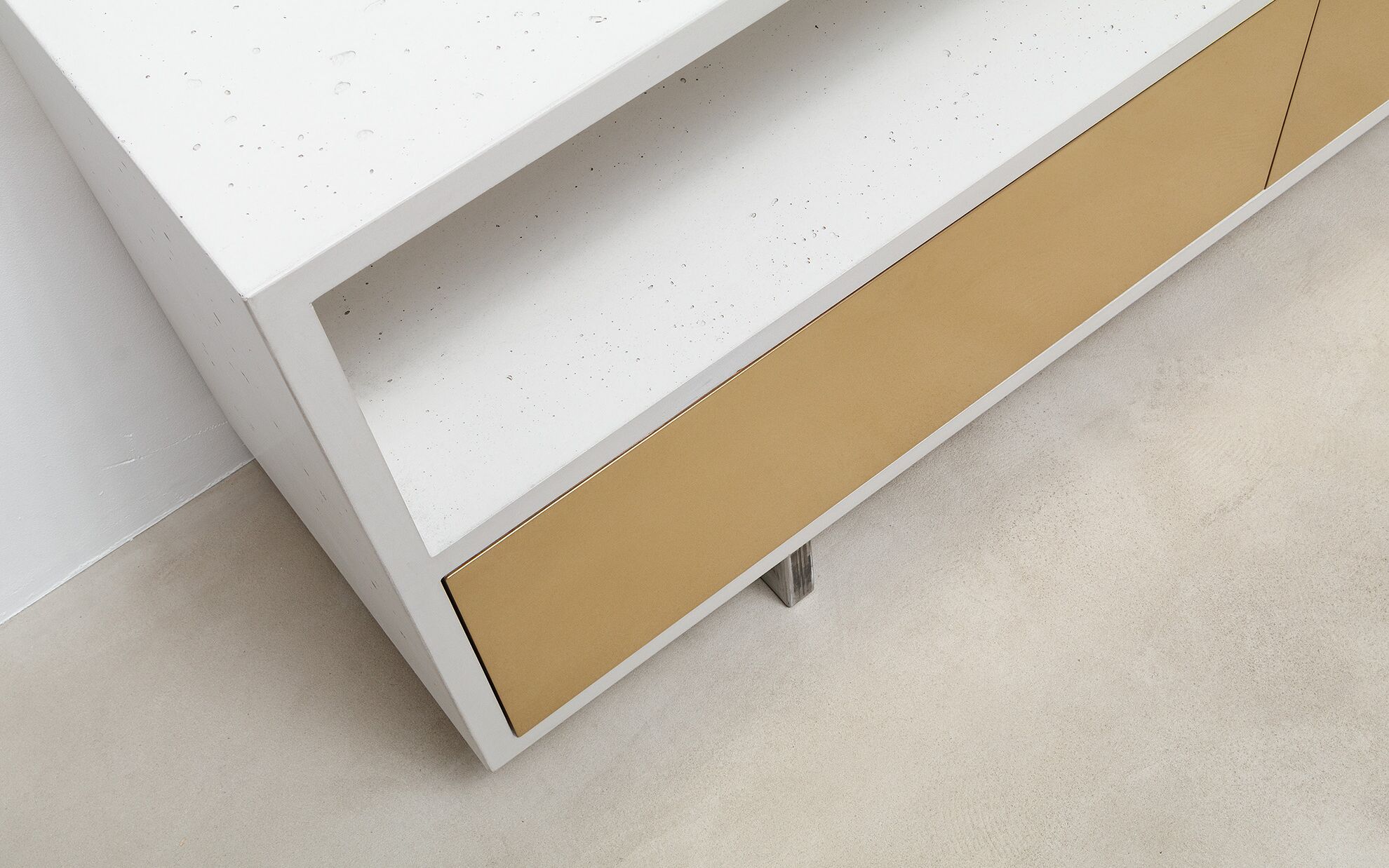 Beton-Sideboard weiss mit Messing-Fronten