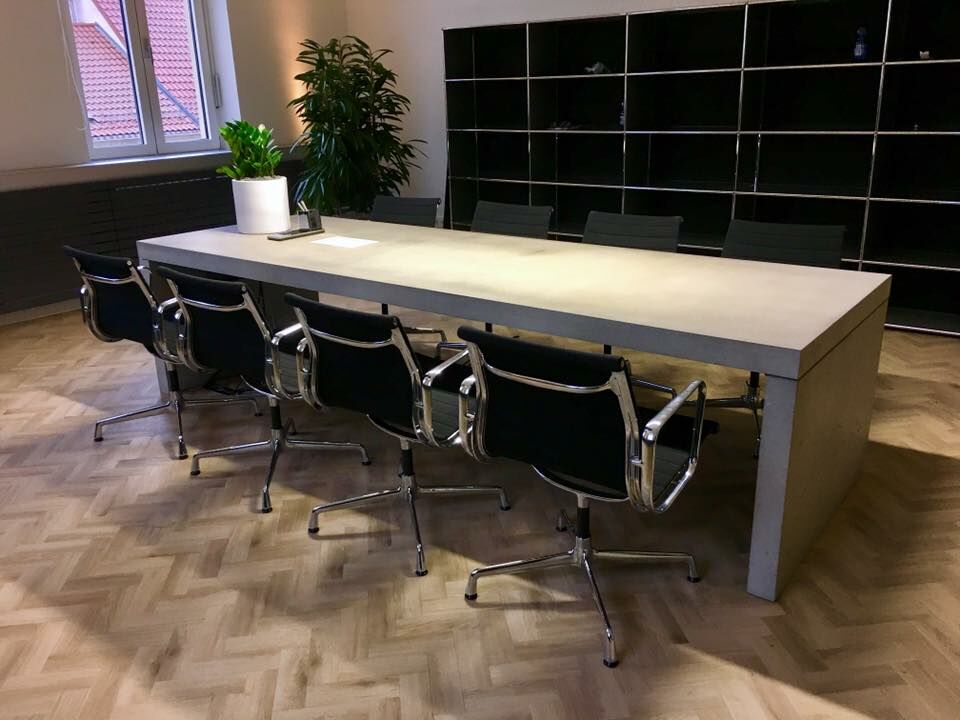 Massiver Konferenztisch aus Beton