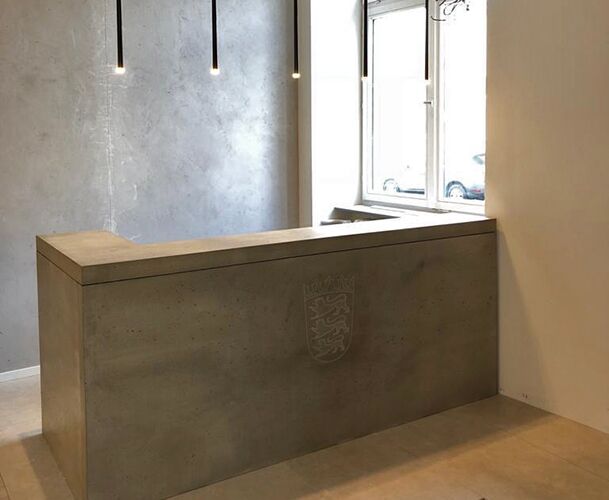 Tresen aus Beton mit Logo