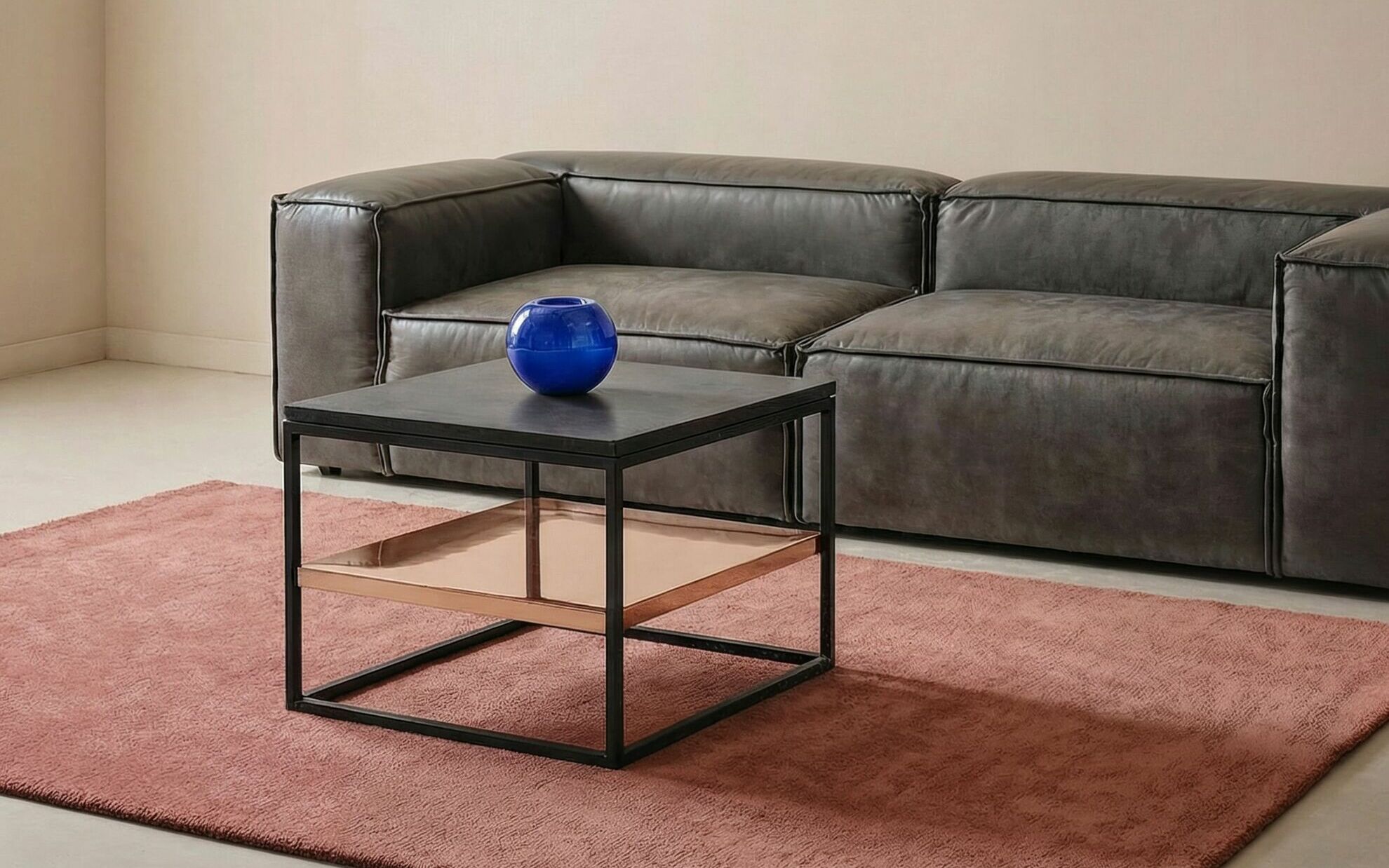 Couchtisch mit Betonplatte in einem Wohnzimer