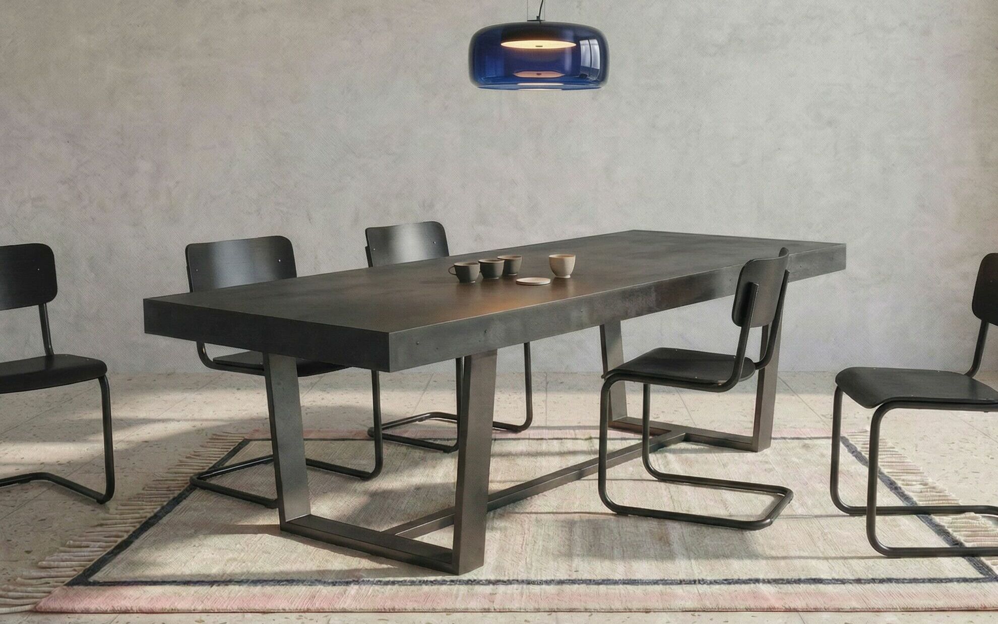 Betontisch massiv in einem Esszimmerbereich