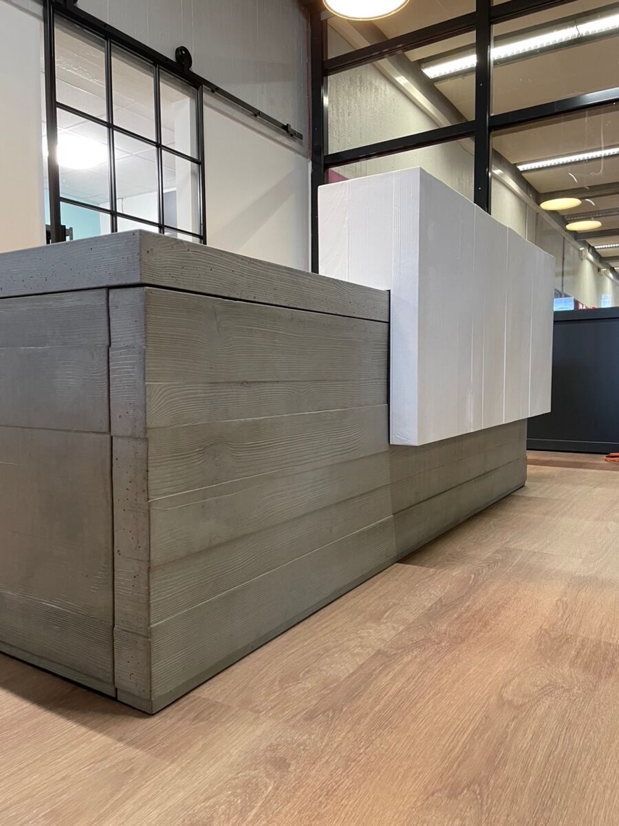 Betontresen mit Schalungsmuster