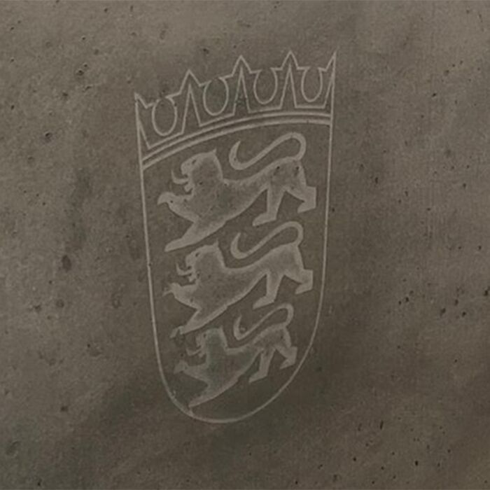 Logo in Betontresen