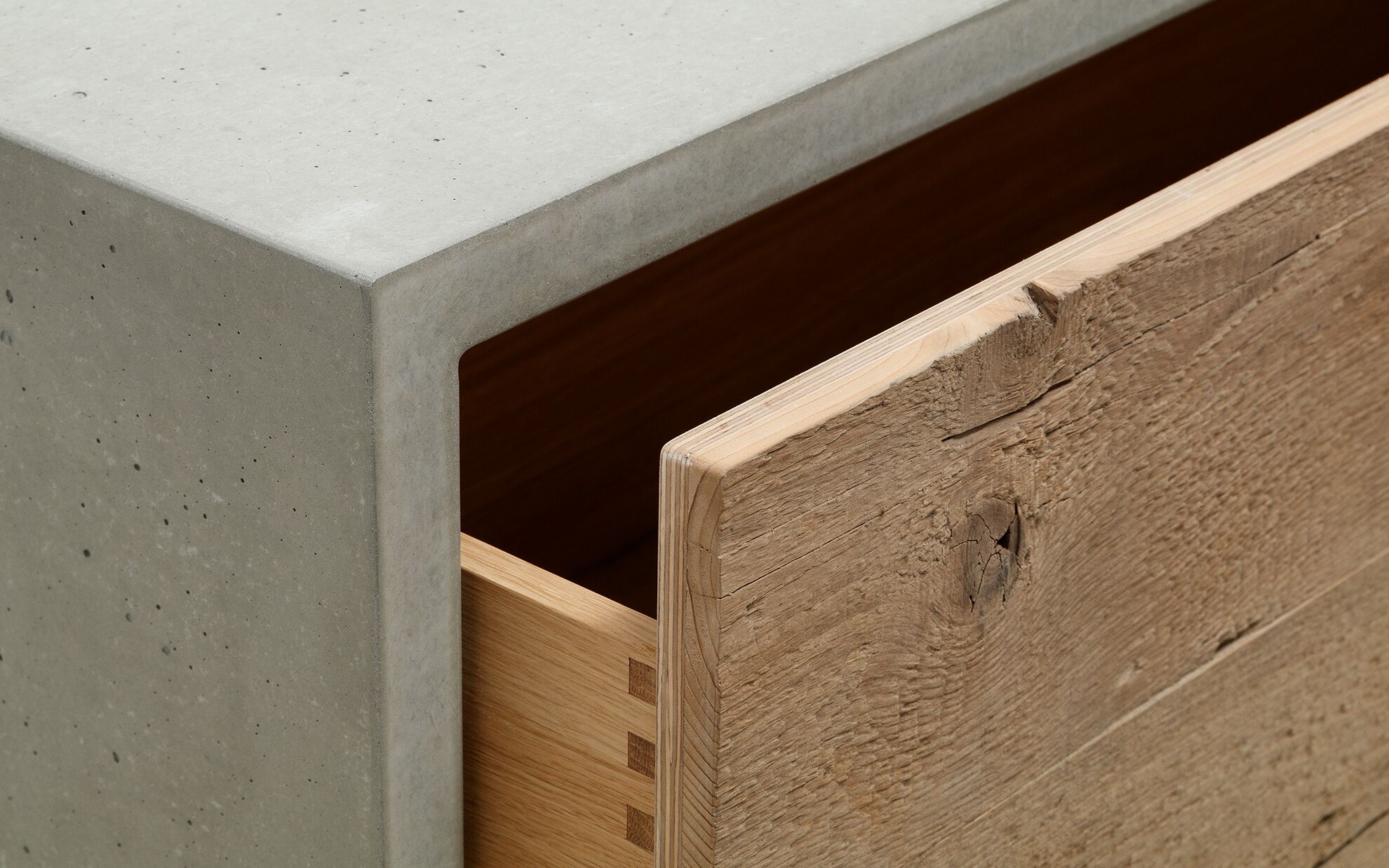 Beton Lowboard mit Holzfront