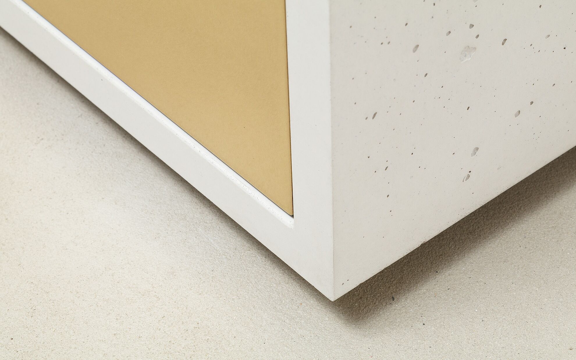 Beton-Lowboard mit Klappe aus Messing