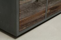 Beton-Lowboard mit Altholzfronten