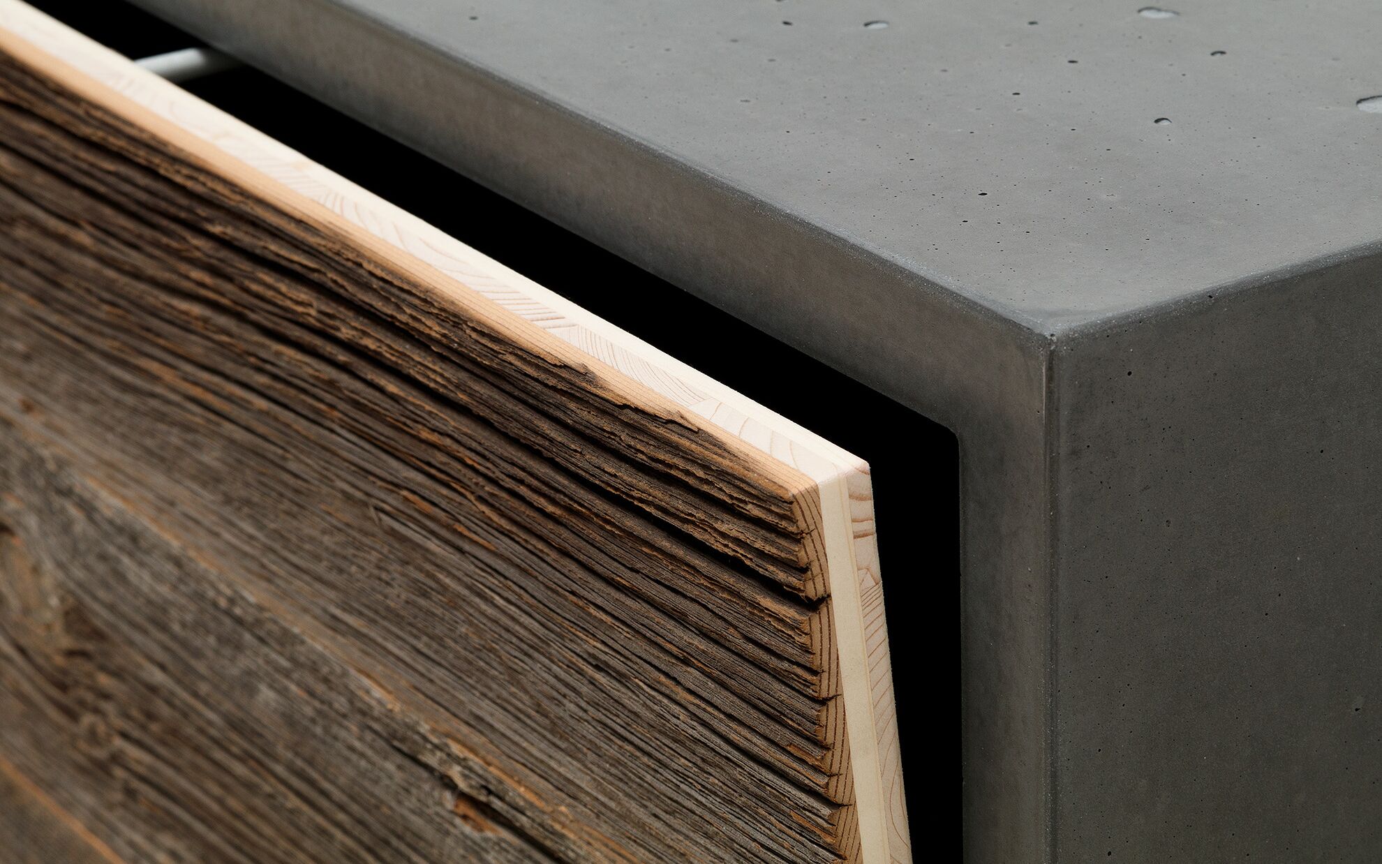 Beton-Lowboard mit Altholzfronten