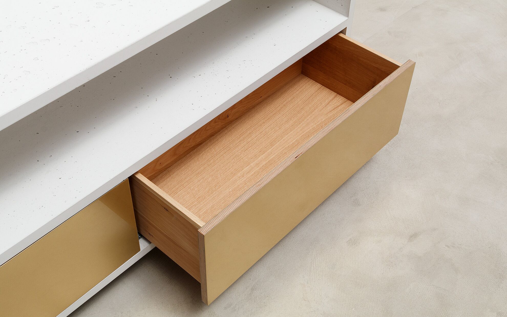 Beton-Sideboard weiss mit Messing-Fronten