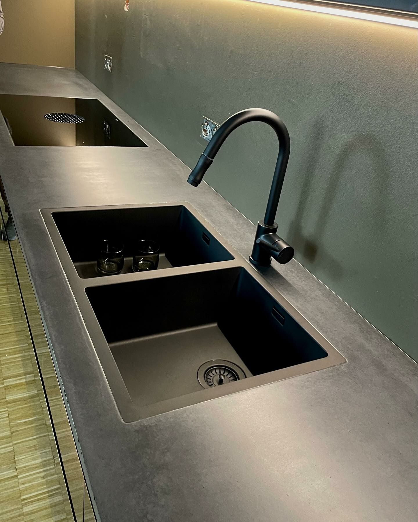 Betonarbeitsplatte mit integrierten Waschbecken