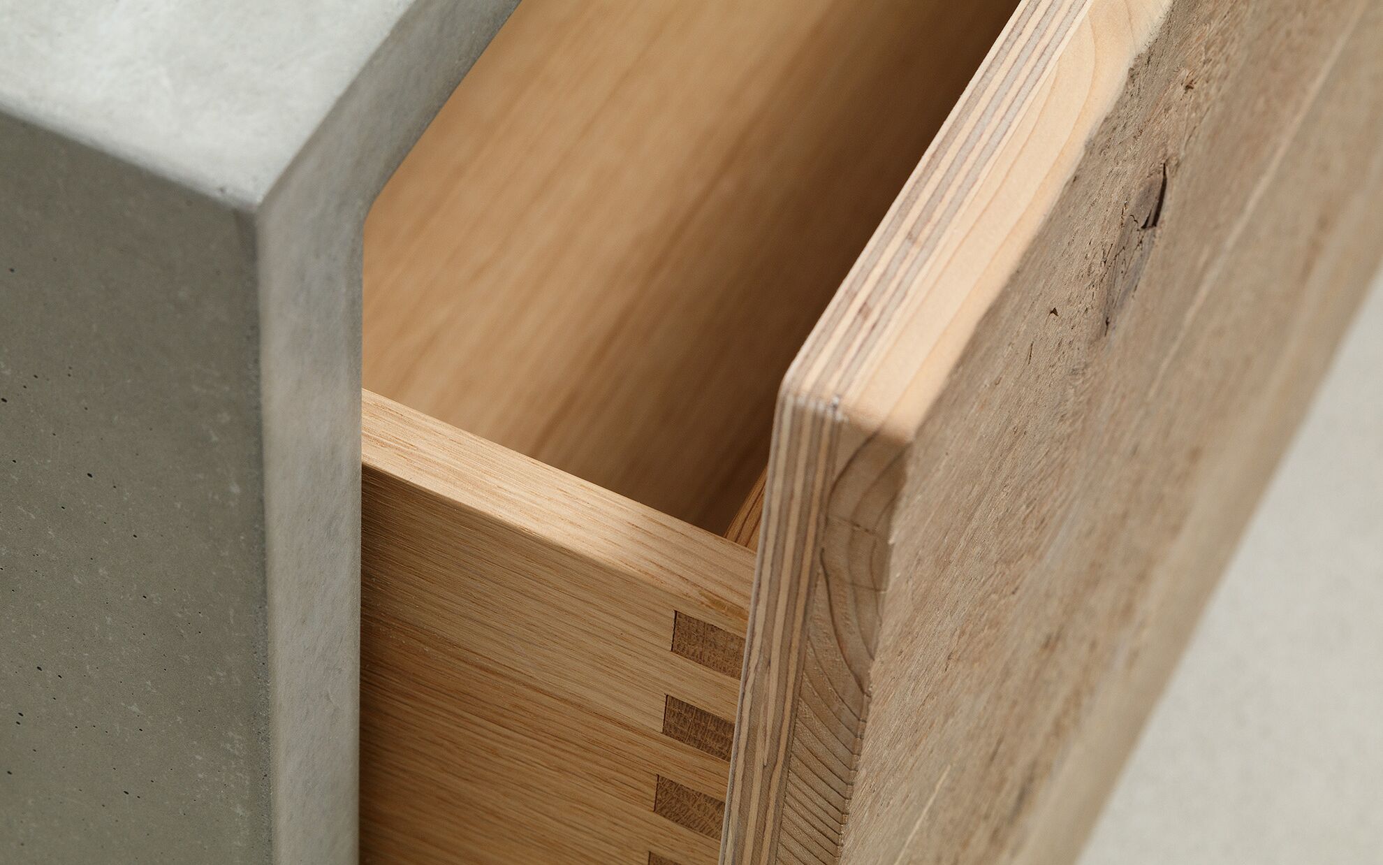 Beton Lowboard mit Holzfront