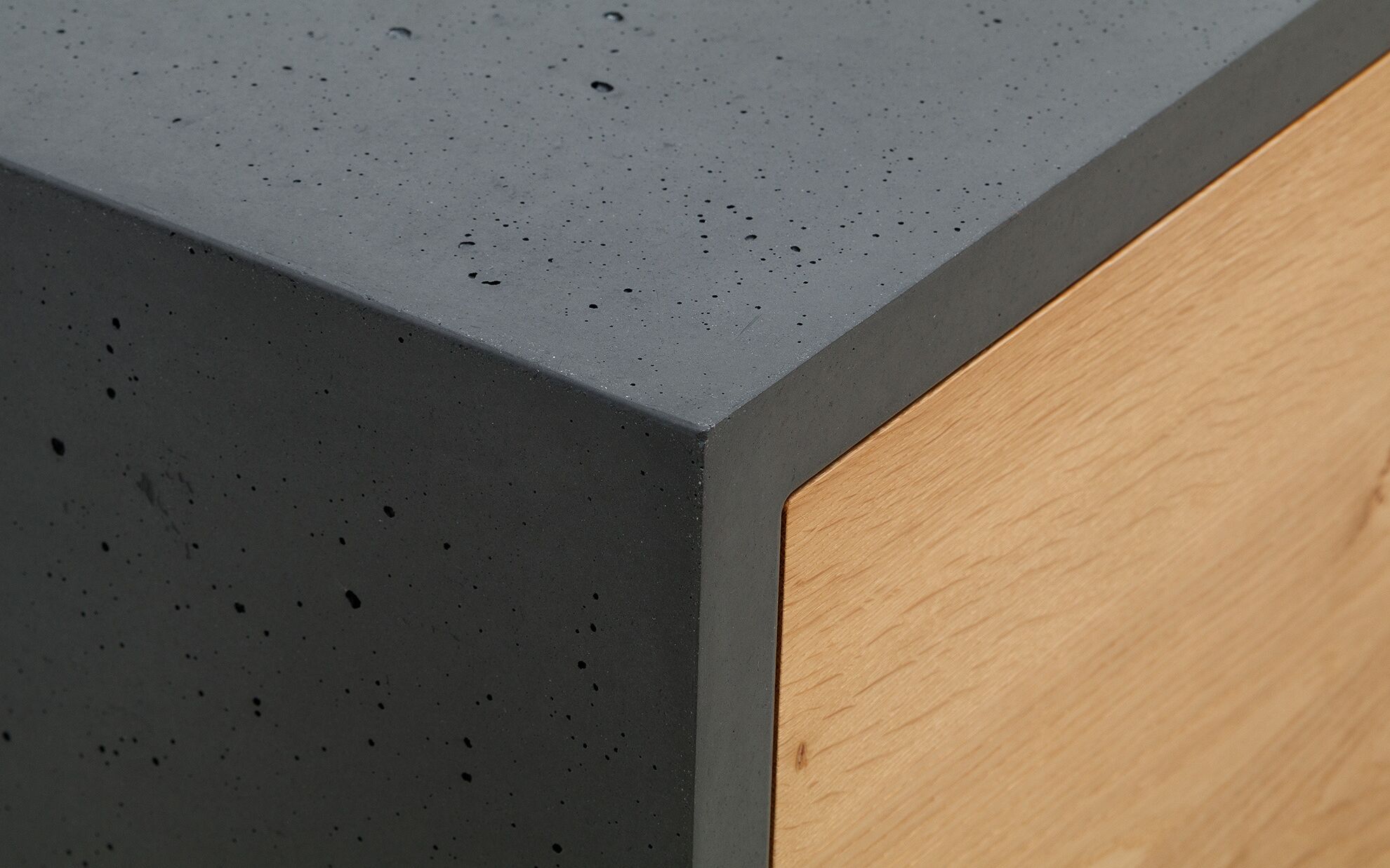 Beton Lowboard mit Eichenfront