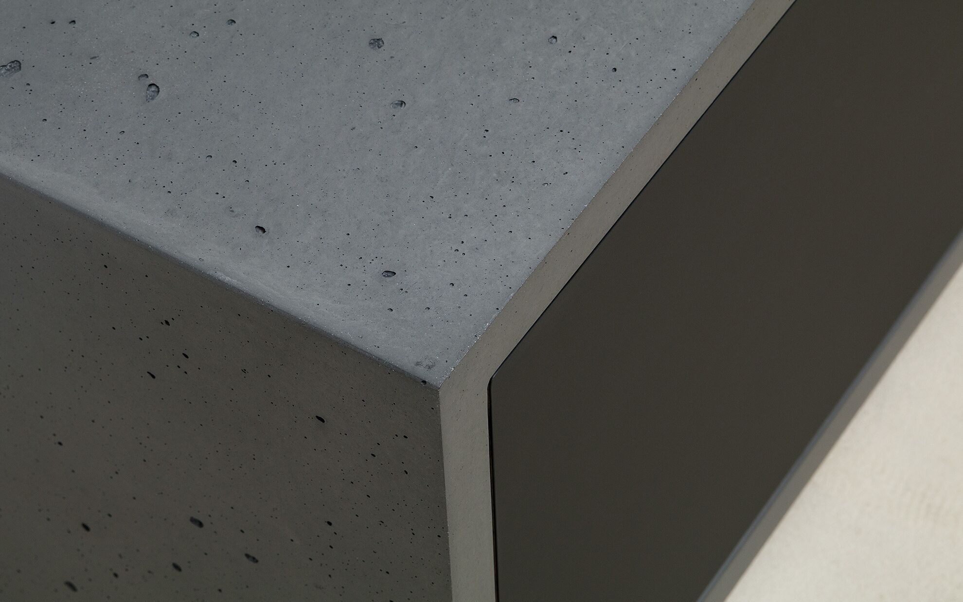 Beton Lowboard mit Front aus Fenix®