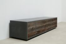 Beton-Lowboard mit Altholzfronten