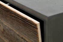 Beton-Lowboard mit Altholzfronten