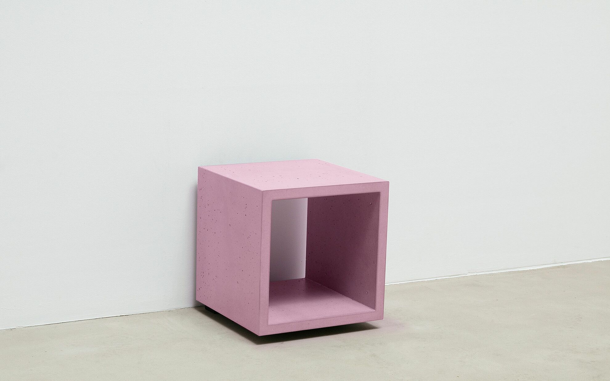 Beton-Lowboard rosa seitlich