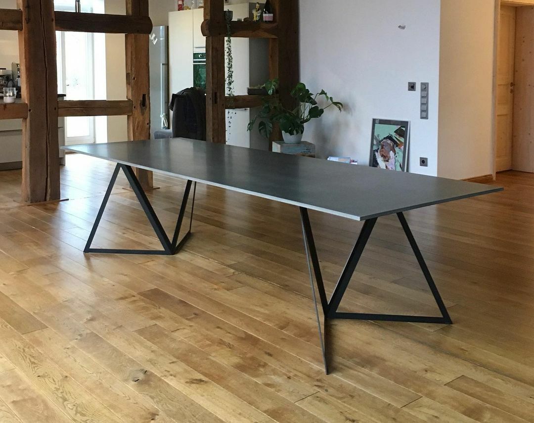 Betontisch mit Edelstahlbeinen 240cm