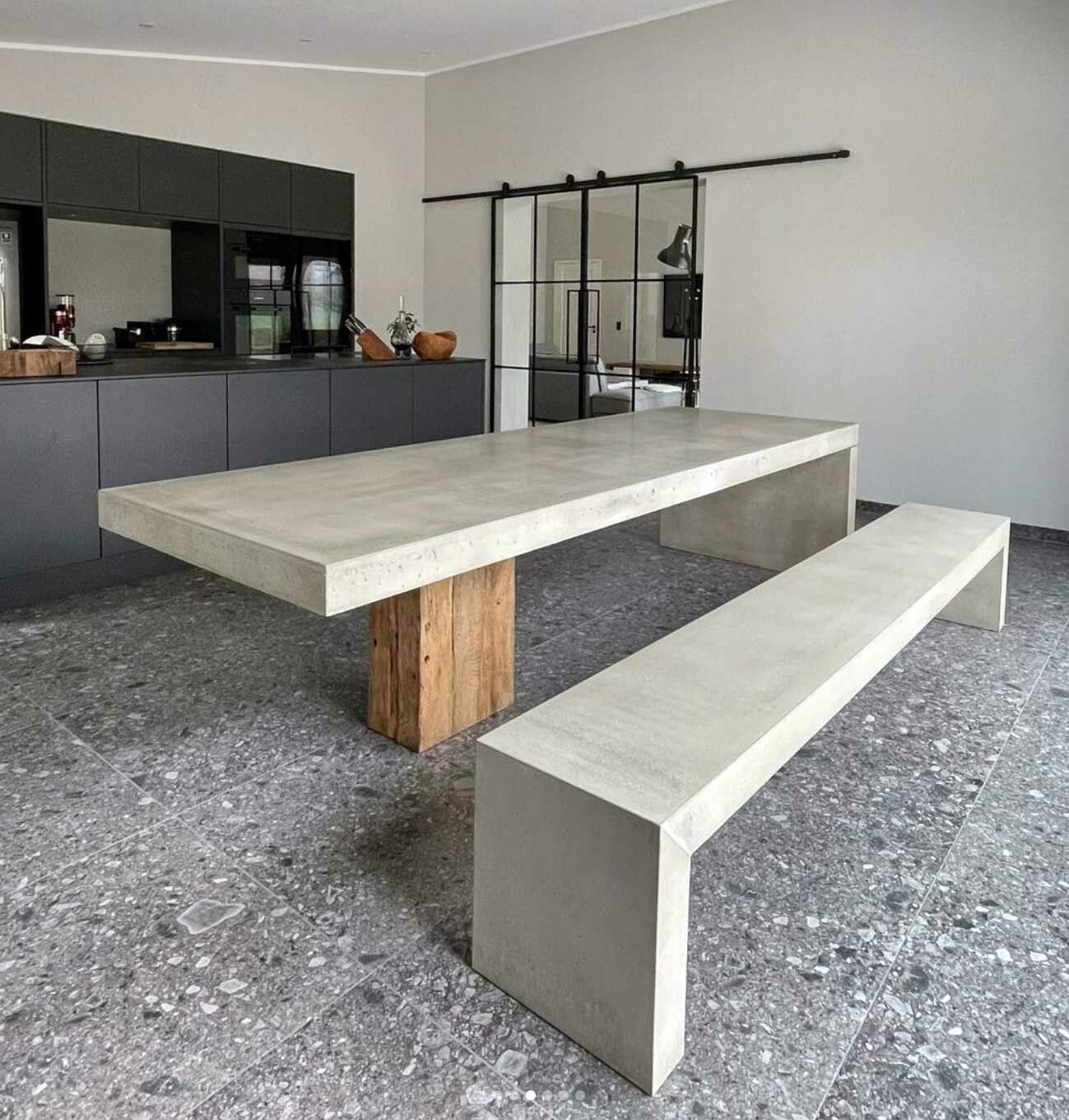Betontisch mit Betonbank