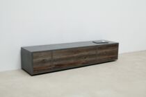 Beton-Lowboard mit Altholzfronten