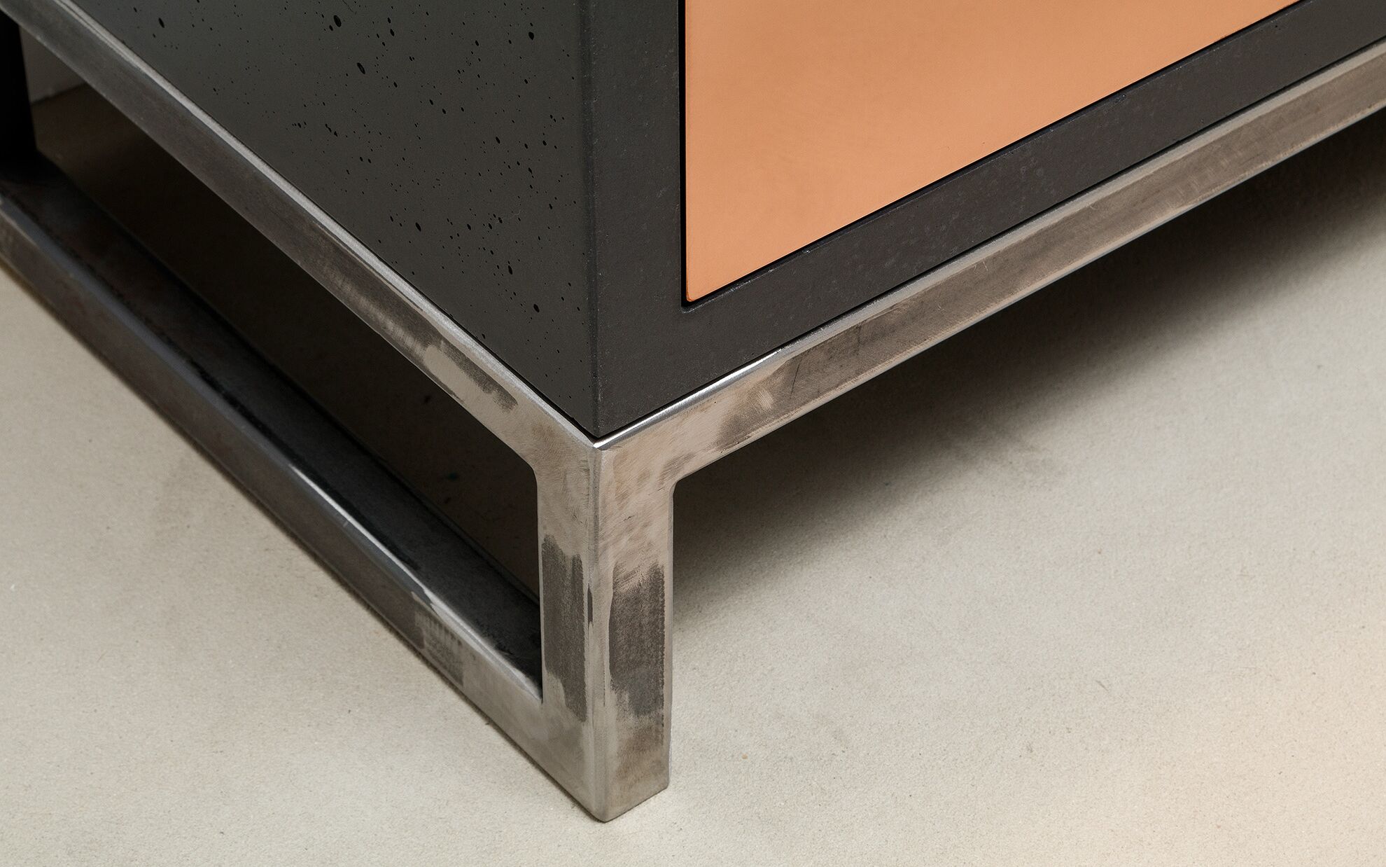 Beton-Sideboard mit Schubladen