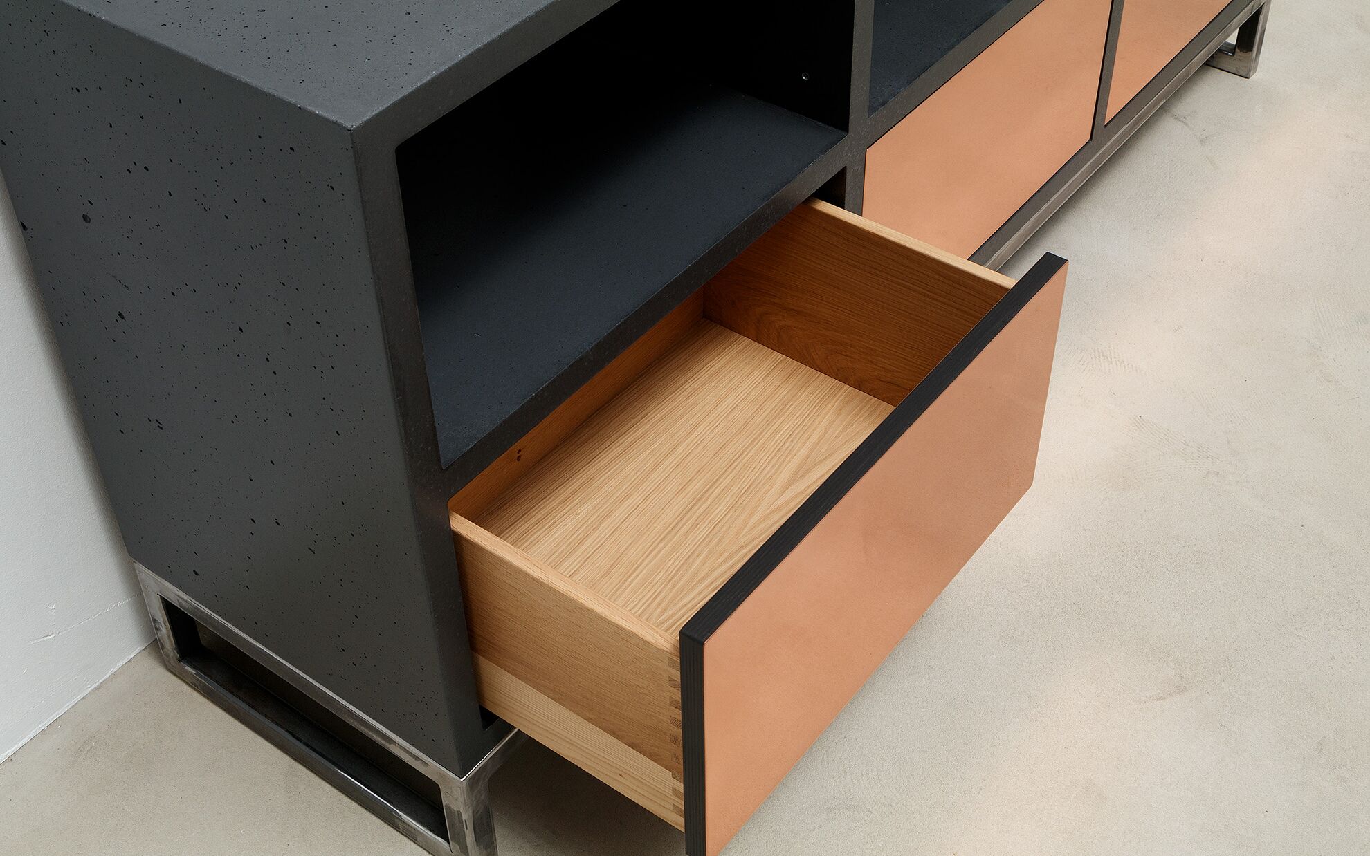 Beton-Sideboard mit Schubladen