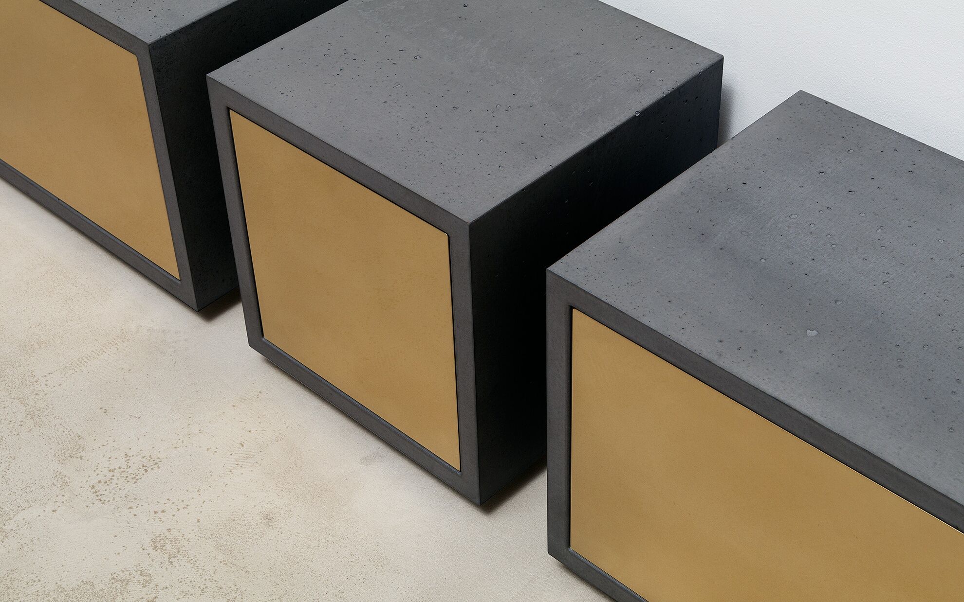 Beton Lowboard mit Schublade und Messingfront in 40 cm, Serie