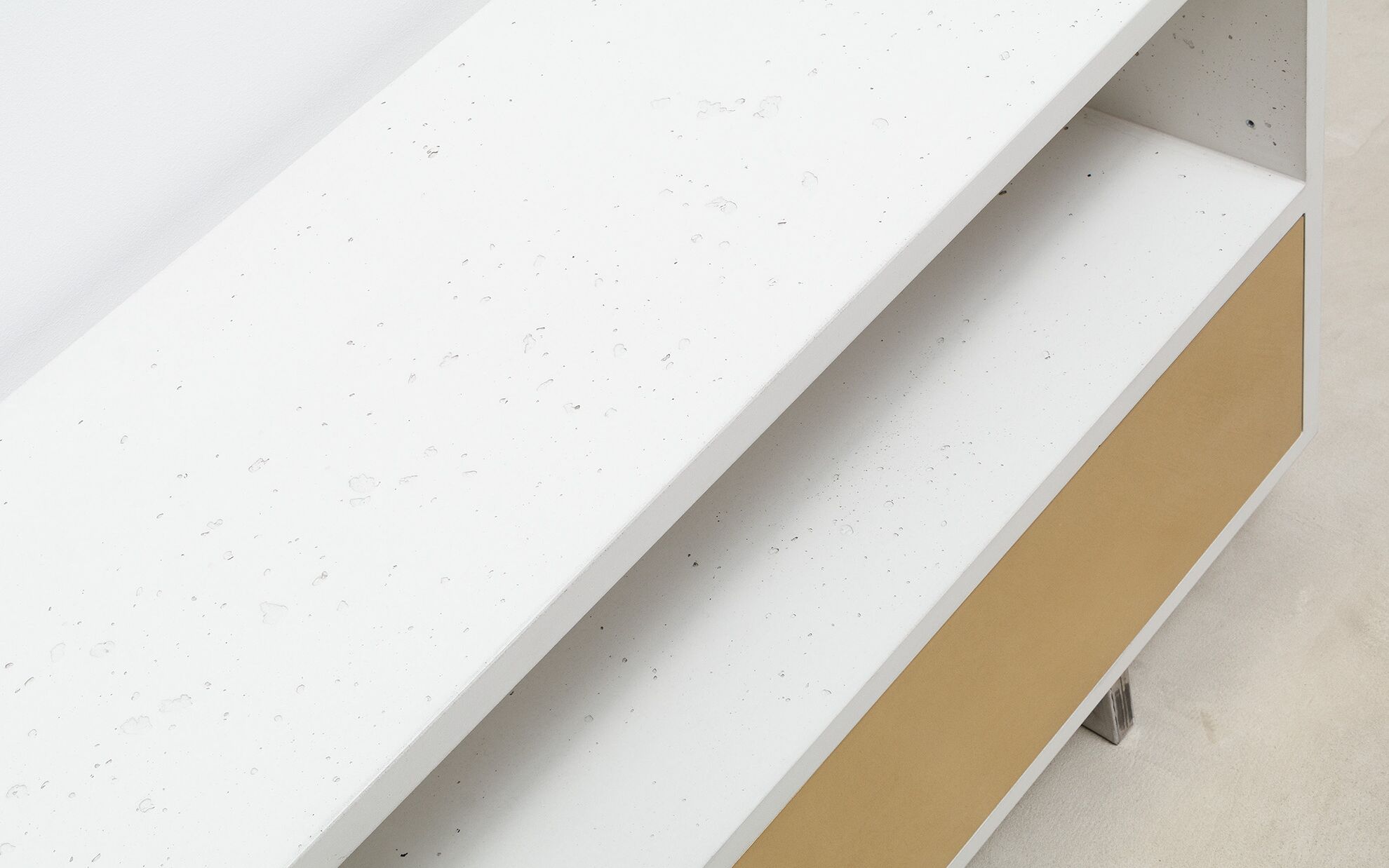 Beton-Sideboard weiss mit Messing-Fronten