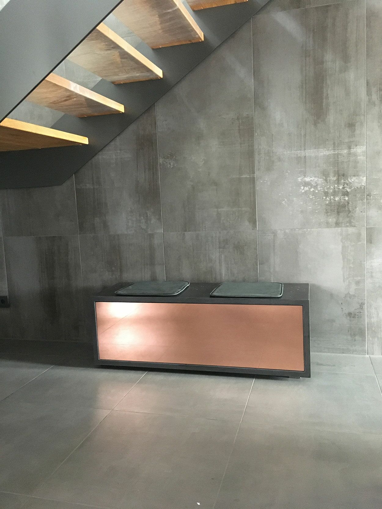 Lichtreflexe auf Kupferfront bei Beton-Lowboard