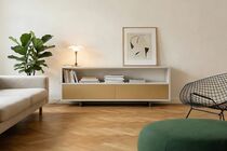 Beton-Sideboard weiss im Wohnzimmer