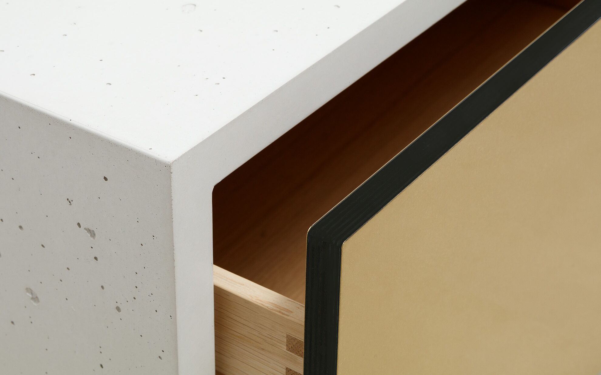 Beton-Lowboard mit Schublade und Messingfront