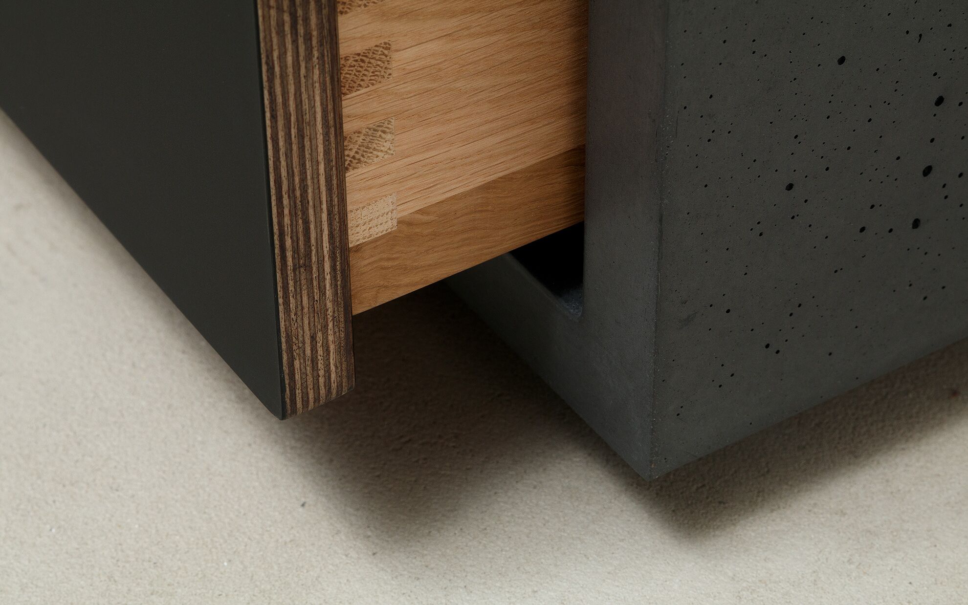 Beton Lowboard mit Front aus Fenix®