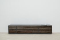 Beton-Lowboard mit Altholzfronten