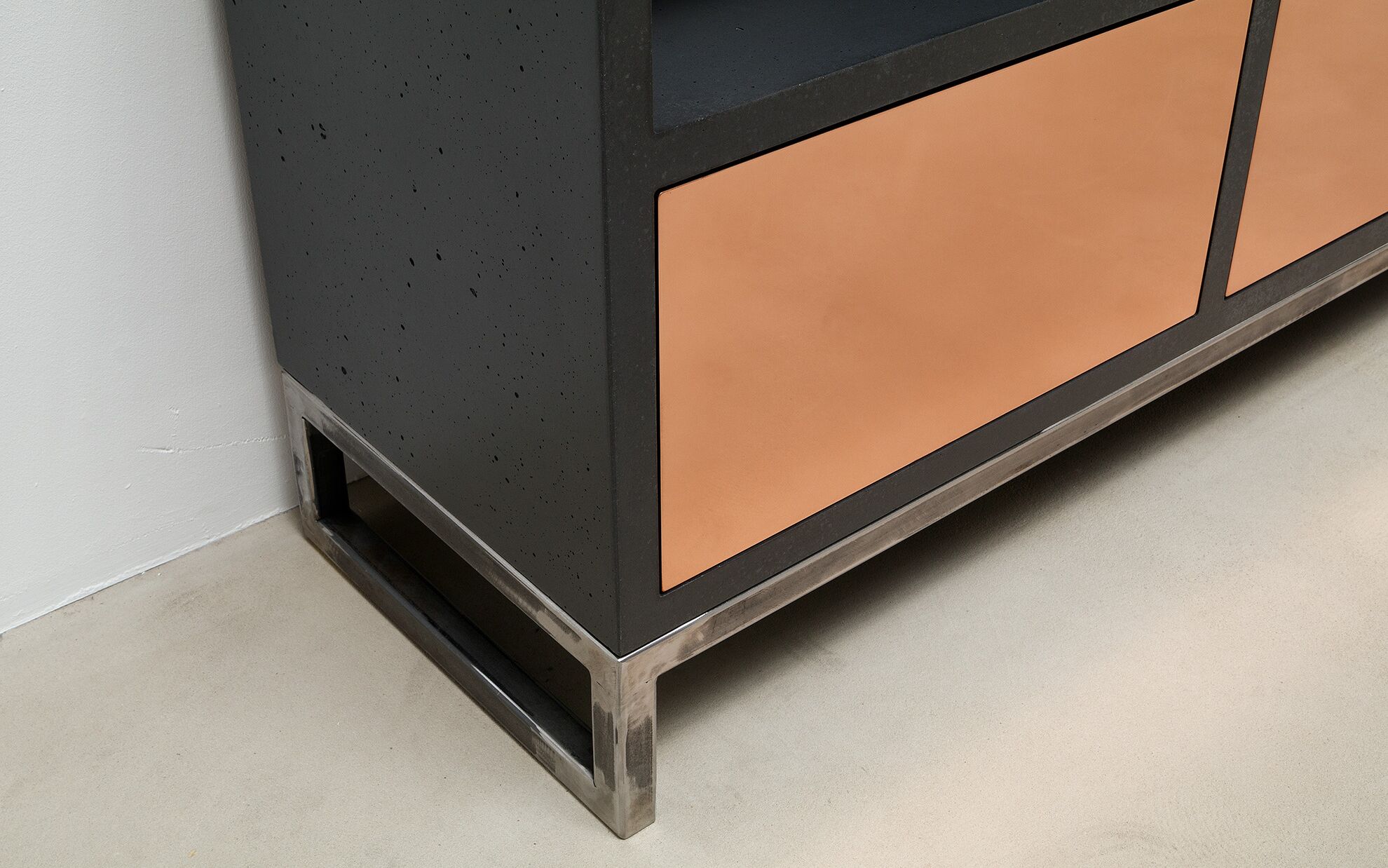 Beton-Sideboard mit Schubladen