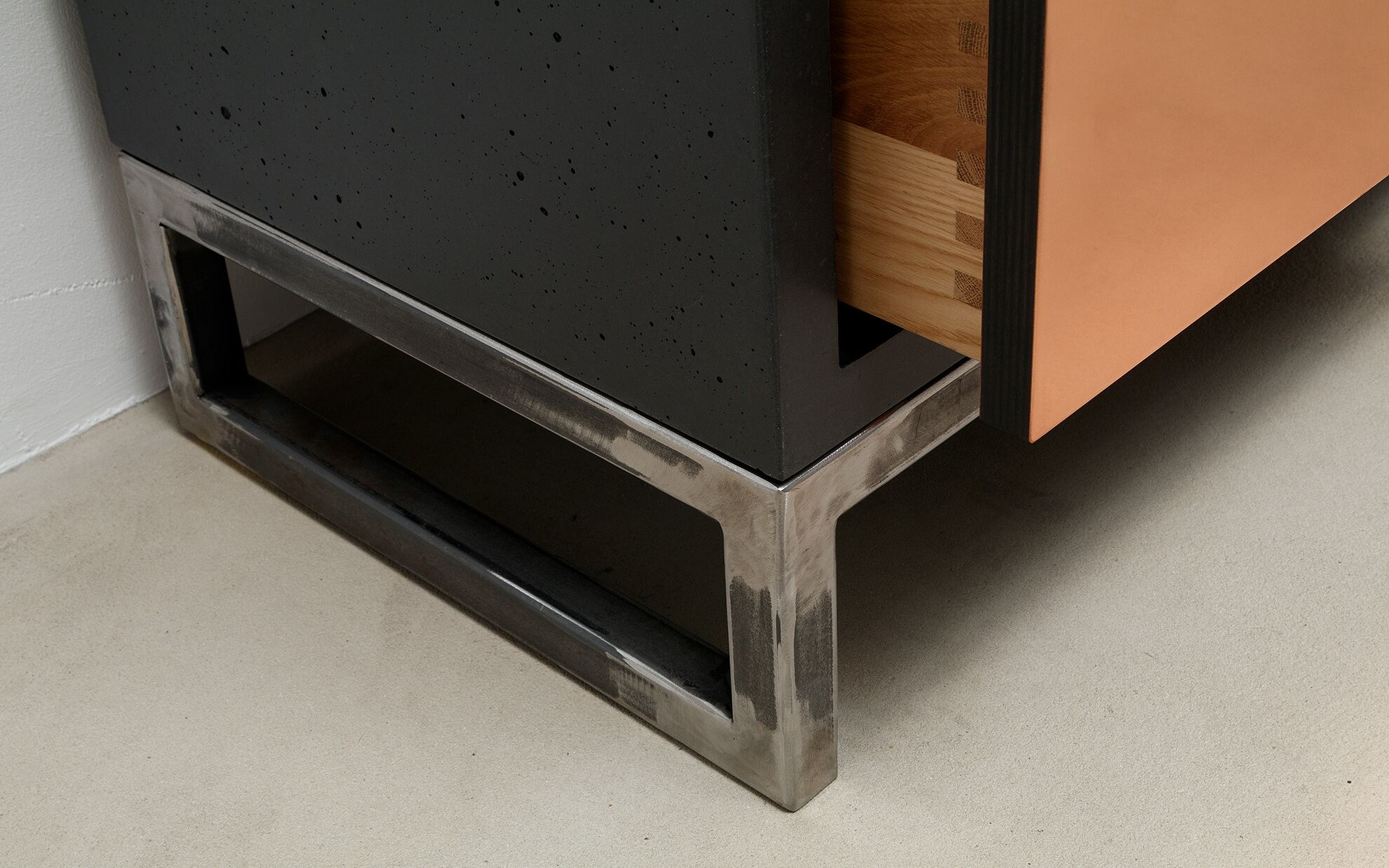 Beton-Sideboard mit Schubladen