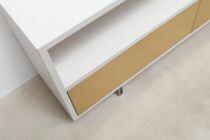 Beton-Sideboard weiss mit Messing-Fronten