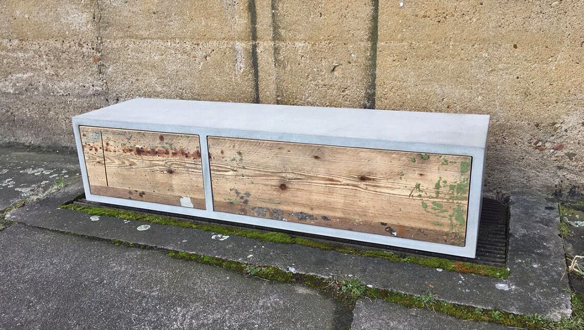 Beton-Lowboard mit Altholz-Schubladen