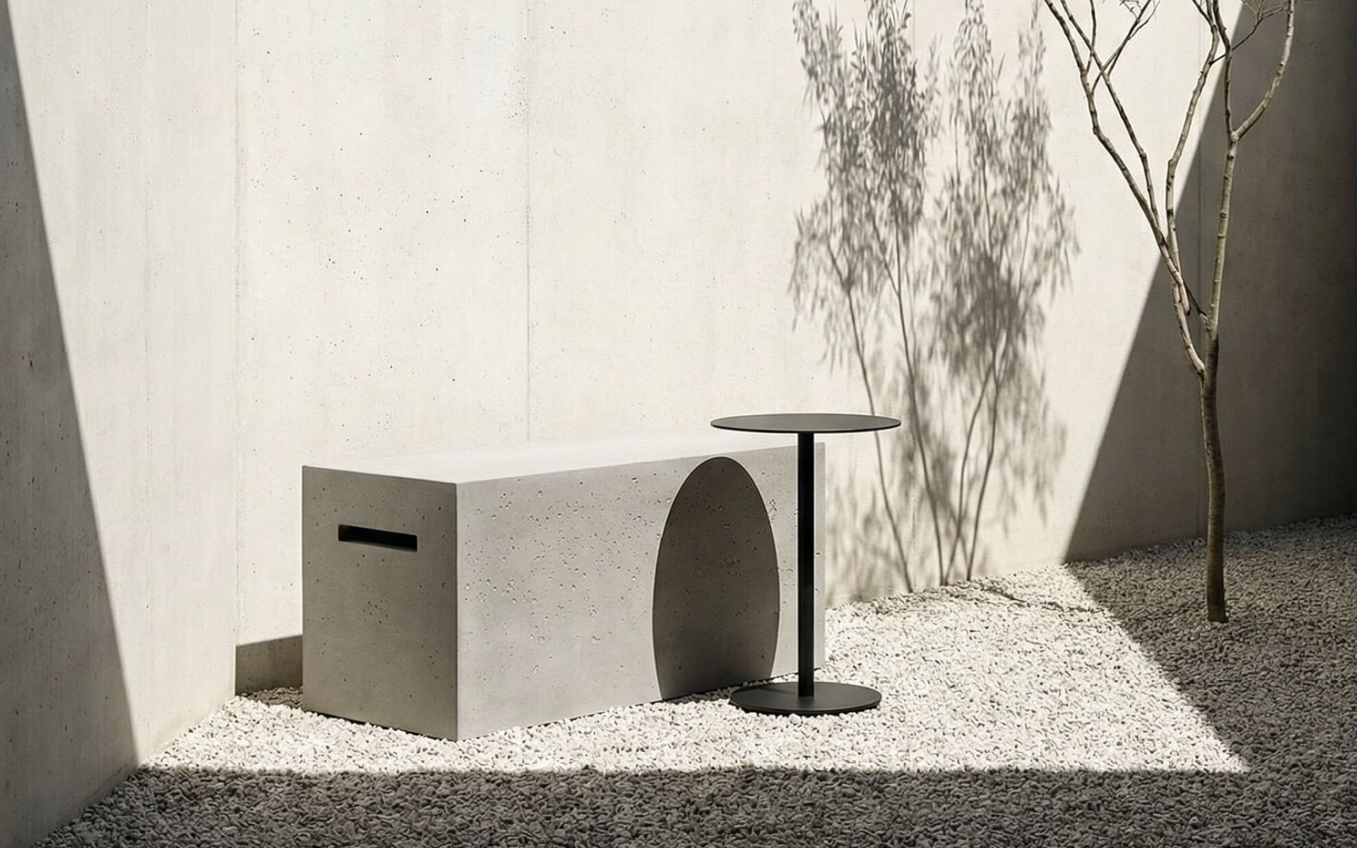 Betonbank Block Draußen in einem Hinterhof