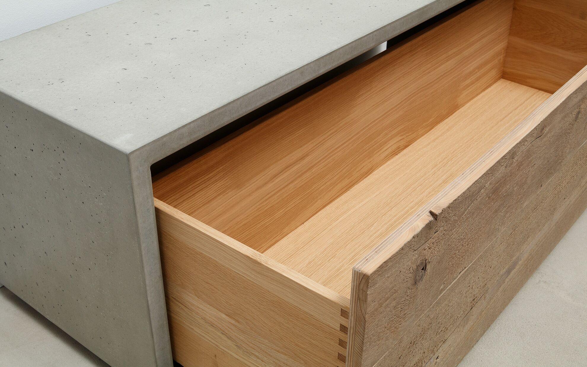 Beton Lowboard mit Holzfront
