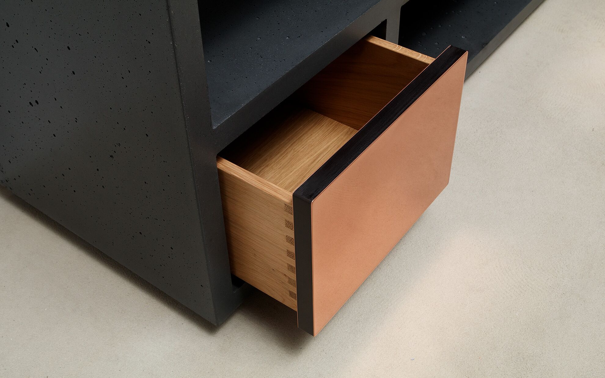 Offene Schublade Beton-Sideboard Copperbox 160 cm