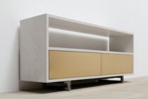 Beton-Sideboard weiss mit Messing-Fronten
