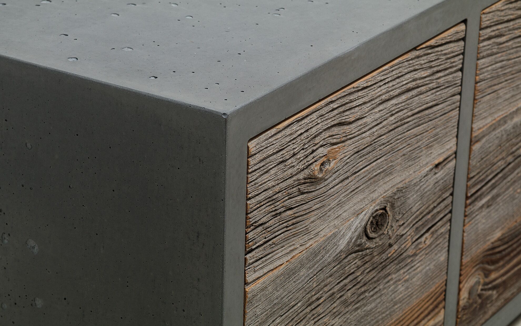 Beton-Lowboard mit Altholzfronten