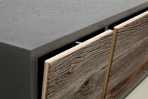 Beton-Lowboard mit Altholzfronten