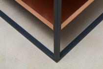 Couchtisch mit Betonplatte und Kupfer-Ablage