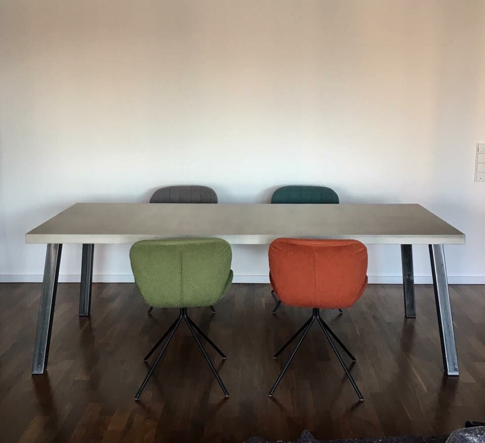 Esstisch aus Beton mit Edelstahlbeinen