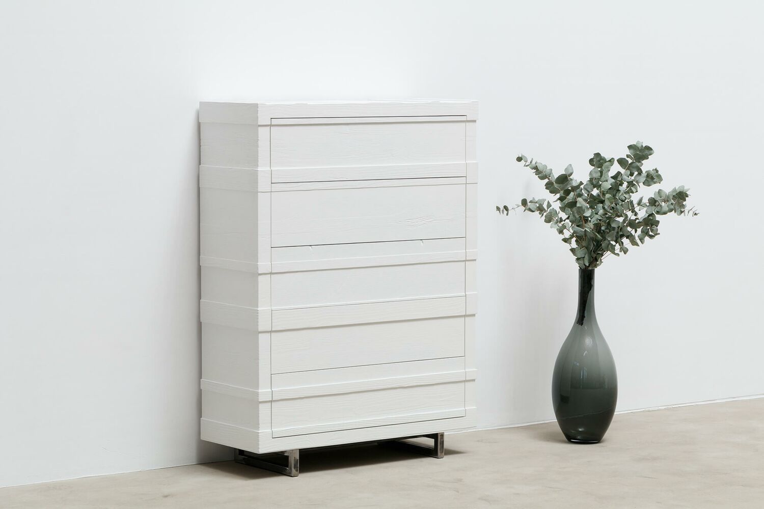 Highboard aus weiss lackiertem Holz