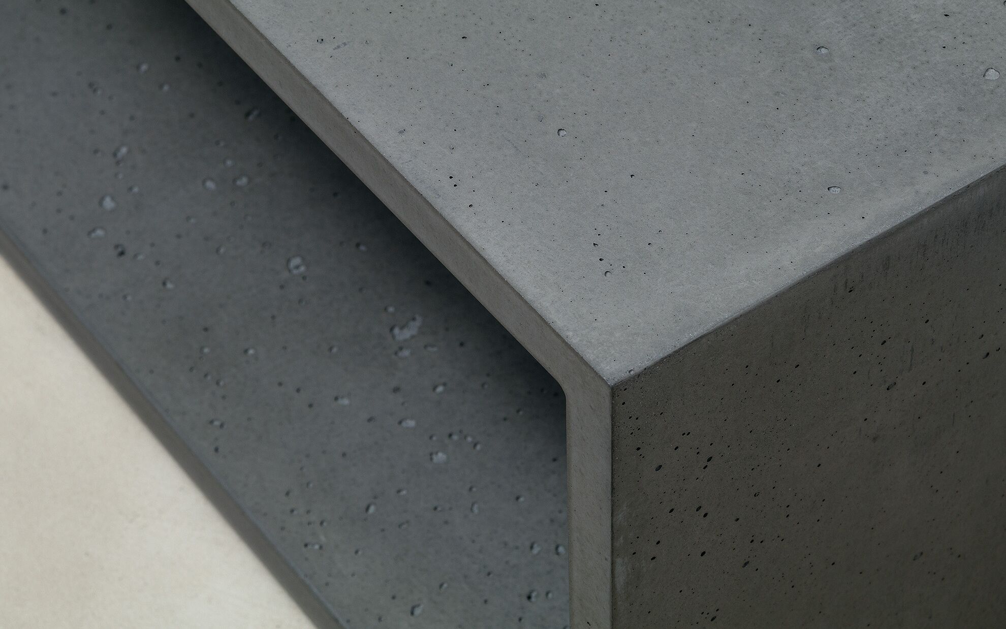 Beton Lowboard anthrazit 40 cm Oberfläche