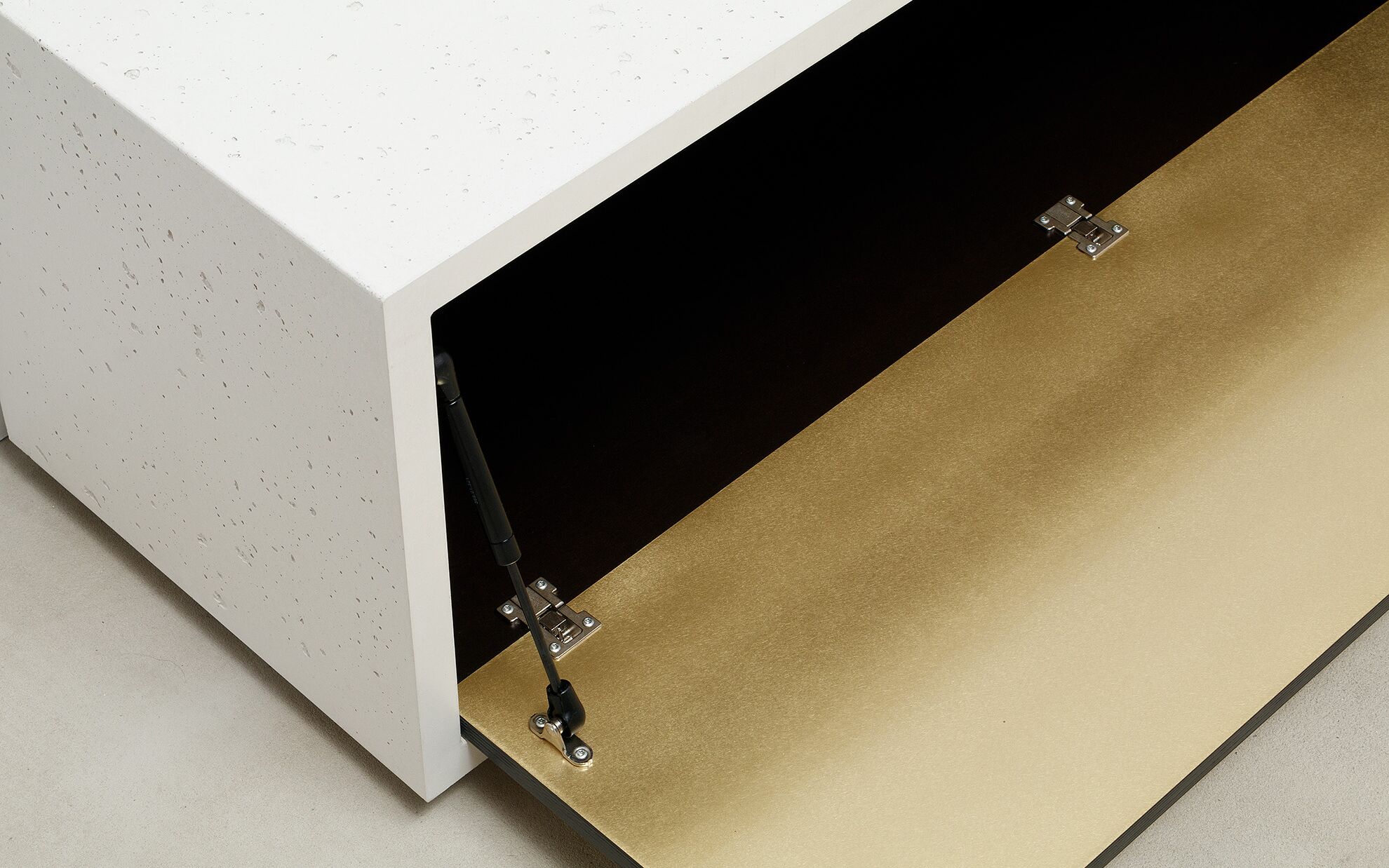 Beton-Lowboard mit Klappe aus Messing