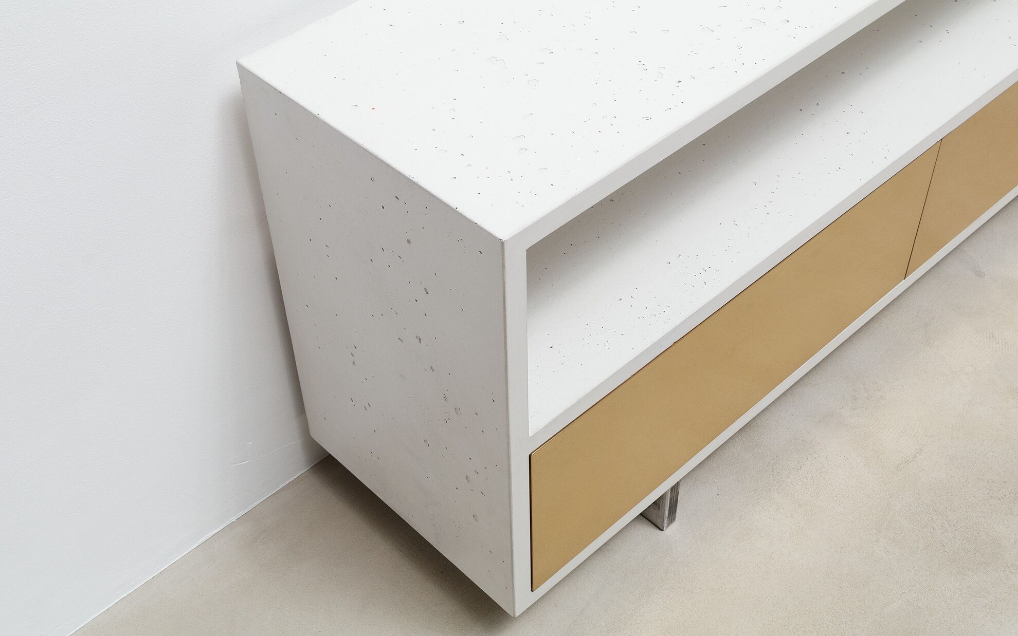 Beton-Sideboard weiss mit Messing-Fronten