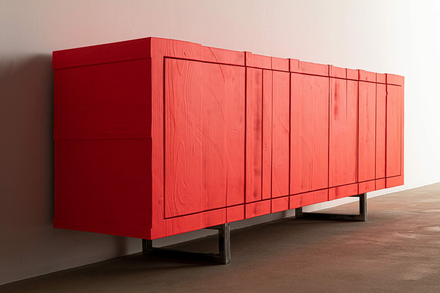 Seitenansicht des neonrotes Sideboards