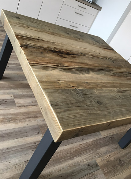 Altholz-Esstisch - Betonmöbel Manufaktur